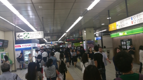 地震1時間後の新宿駅